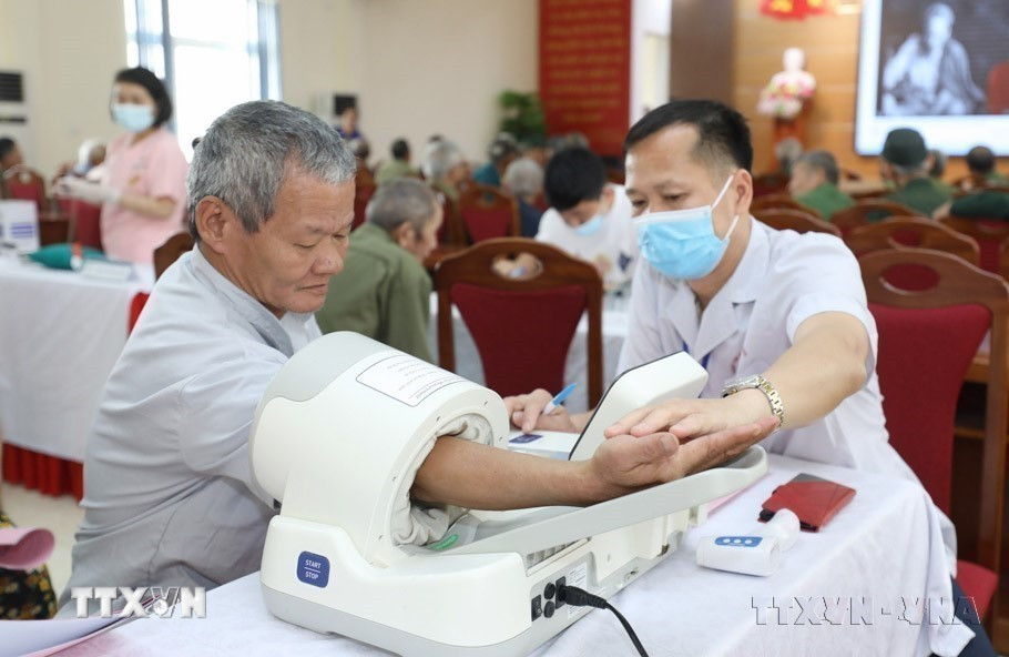 Khám sức khỏe cho người có công với cách mạng huyện Tràng Định đang điều dưỡng tại Trung tâm Điều dưỡng Người có công tỉnh Lạng Sơn. (Ảnh: Anh Tuấn/TTXVN)