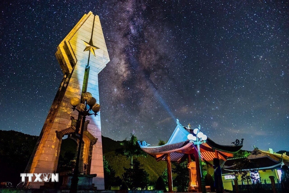 Đồn biên phòng 209 năm xưa - Đài tưởng niệm các anh hùng liệt sỹ Pò Hèn hiện nay, trở thành khu di tích lịch sử cấp tỉnh, là một trong những địa chỉ đỏ trong việc giáo dục truyền thống đấu tranh, bảo vệ chủ quyền biên giới Tổ quốc cho thế hệ trẻ tỉnh Quảng Ninh. (Ảnh: Trung Nguyên/TTXVN)