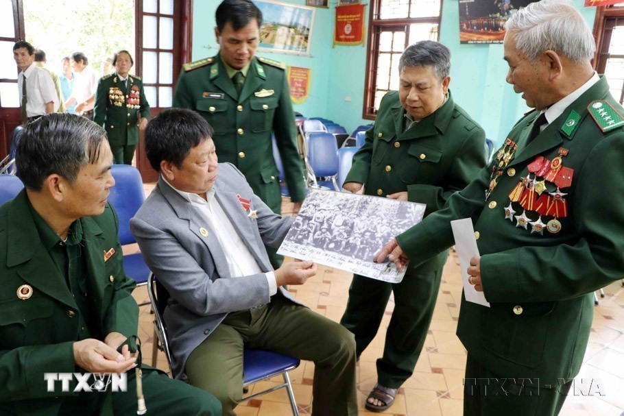Các cựu chiến binh Biên phòng thành phố Lai Châu cùng nhau ôn lại những kỷ niệm về cuộc chiến đấu bảo vệ biên giới phía Bắc năm xưa. (Ảnh: Công Tuyên/TTXVN)