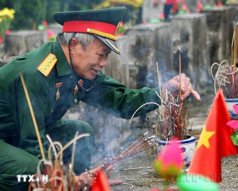 Người cựu chiến binh tham gia Cuộc chiến đấu bảo vệ biên giới phía Bắc ở mặt trận Vị Xuyên năm xưa, trở lại Nghĩa trang liệt sỹ Quốc gia Vị Xuyên để thắp nén hương tưởng nhớ những người đồng đội đã hy sinh. (Ảnh: Thanh Tùng/TTXVN)