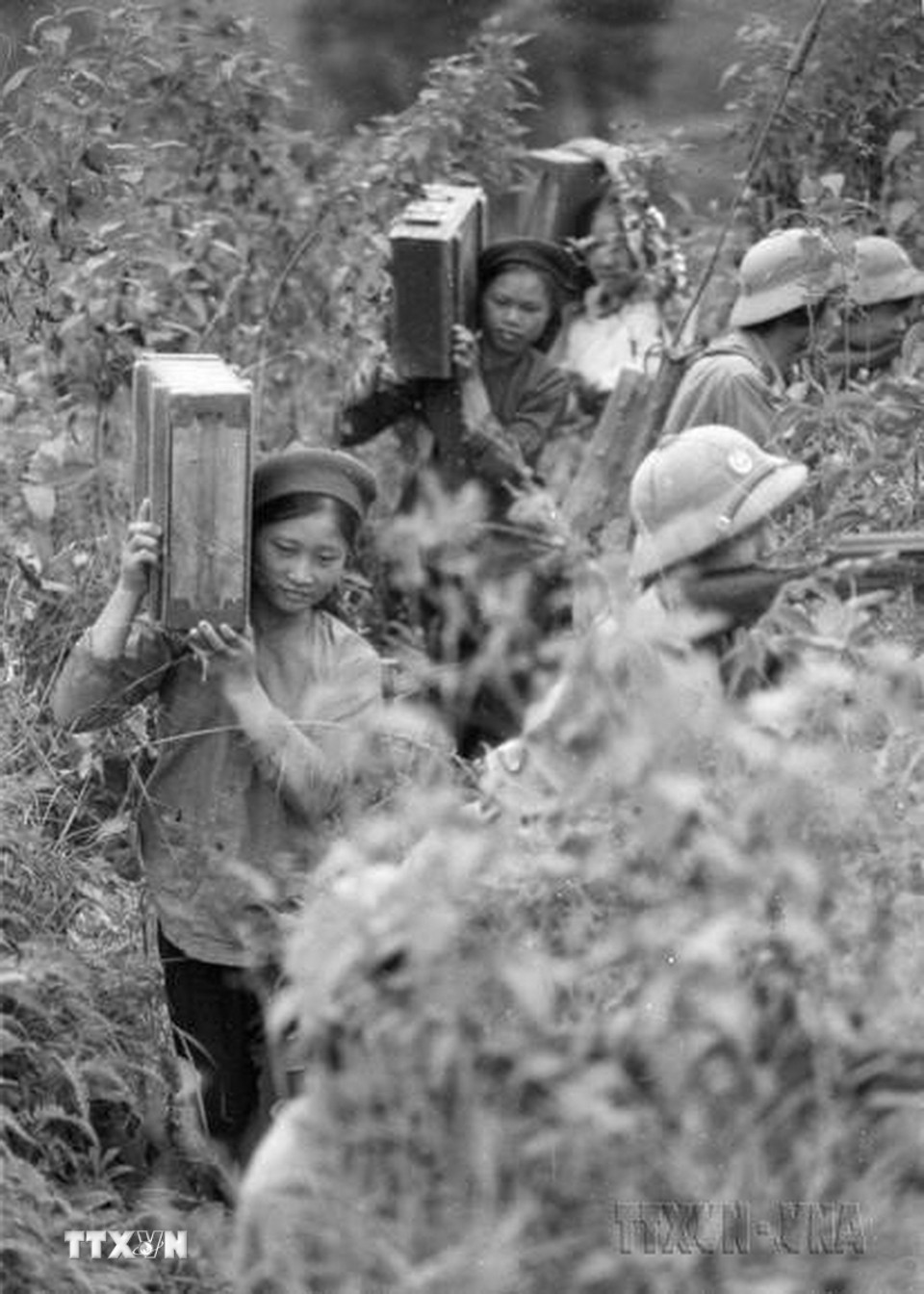 Chi đoàn thanh niên huyện Lộc Bình (Lạng Sơn) vận chuyển đạn lên chốt, góp phần cùng bộ đội đánh trả các đợt lấn chiếm của địch. (Ảnh: Đình Trân/TTXVN)