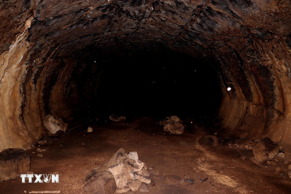 Nhiều vị trí hang dung nham có chiều cao khoàng 3m, chiều rộng 4m, cấu tạo bởi các lớp đá nhiều màu sắc. (Ảnh: Sỹ Tuyên/TTXVN)