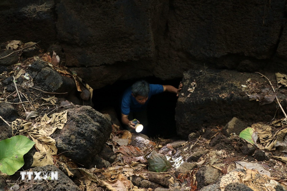 Có những cửa vào hang động hẹp, chỉ đủ để một người có thể chui qua. (Ảnh: Sỹ Tuyên/TTXVN)