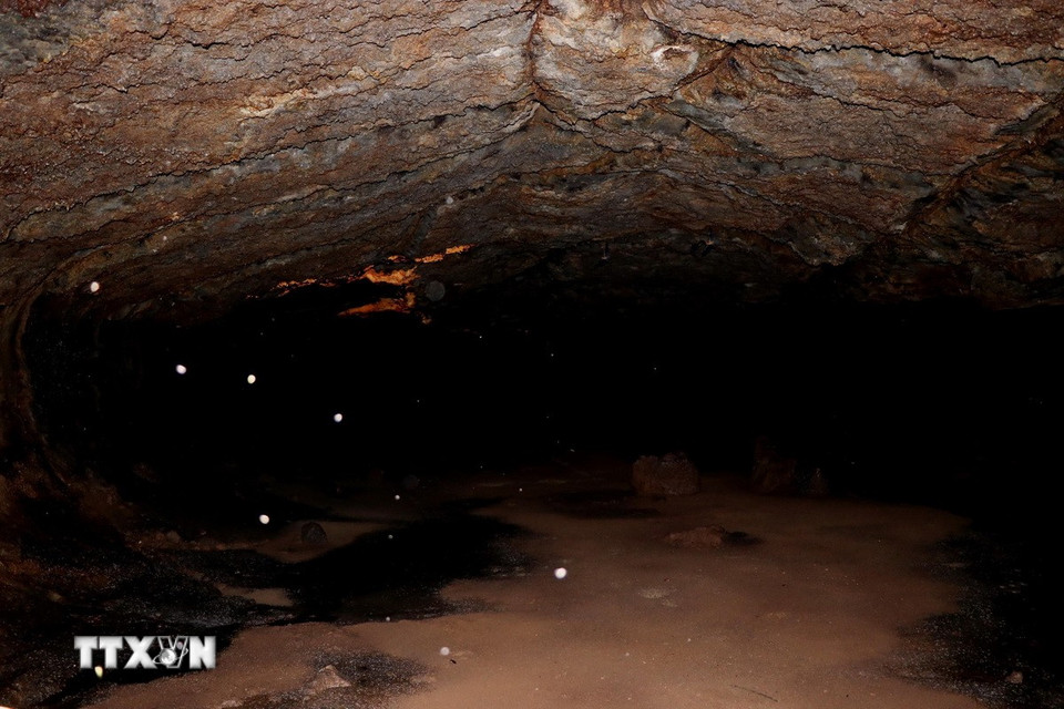 Bên trong hang dung nham. (Ảnh: Sỹ Tuyên/TTXVN)