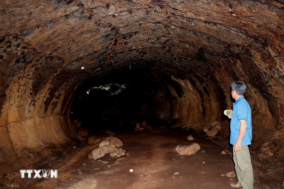 Hang dung nham có nơi cao khoảng 2 mét, rộng 3 - 4 mét. (Ảnh: Sỹ Tuyên/TTXVN)