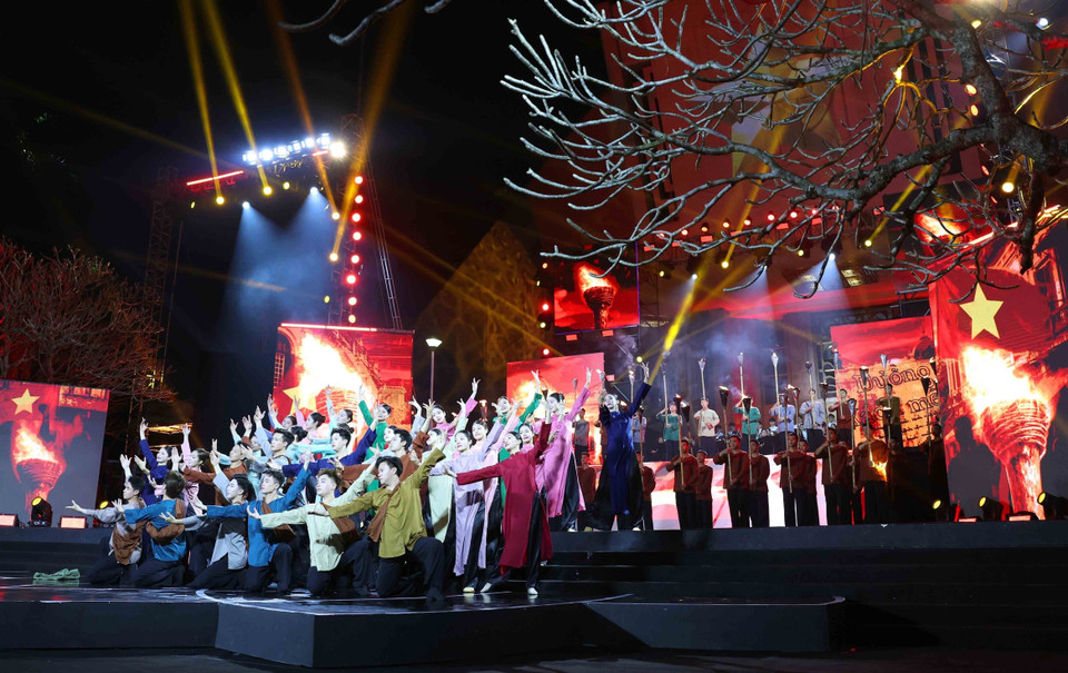 Tiết mục nghệ thuật biểu diễn trong chương trình tại điểm cầu Hà Nội. (Ảnh: Phương Hoa/TTXVN)