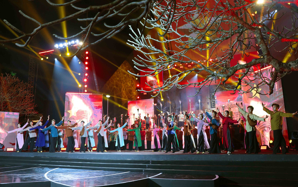 Tiết mục nghệ thuật biểu diễn trong chương trình tại điểm cầu Hà Nội. (Ảnh: Phương Hoa/TTXVN)