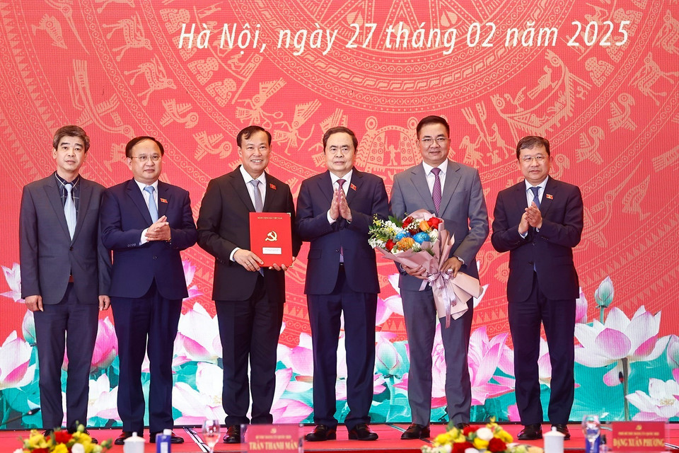 Ủy viên Bộ Chính trị, Bí thư Đảng ủy Quốc hội, Chủ tịch Quốc hội Trần Thanh Mẫn trao Quyết định thành lập Đảng bộ Ủy ban Quốc phòng, An ninh và Đối ngoại. (Ảnh: Doãn Tấn/TTXVN)