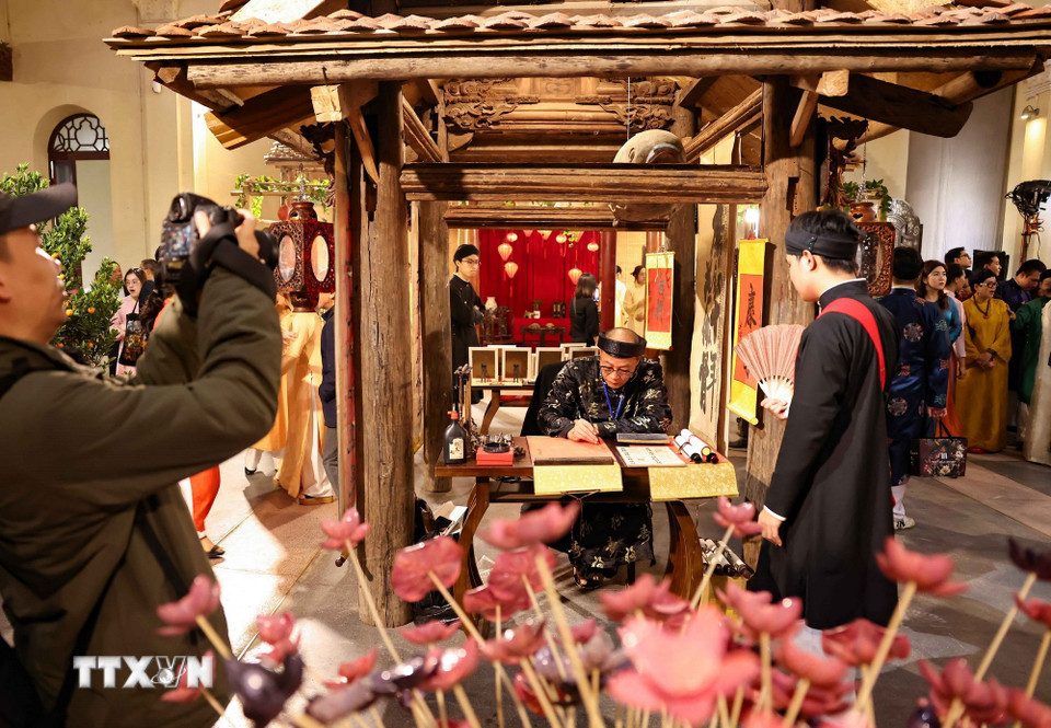 Khách tham quan được trực tiếp tham gia, thực hành và cảm nhận chiều sâu văn hóa của Tết Việt. (Ảnh: Thanh Tùng/TTXVN)