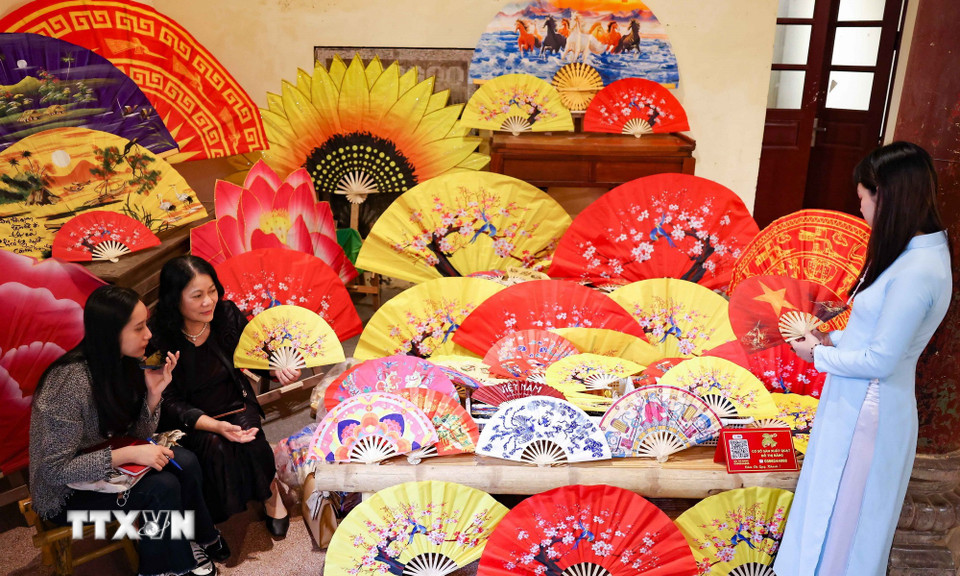 Trưng bày, giới thiệu các sản phẩm thủ công mỹ nghệ, sản phẩm làng nghề truyền thống. (Ảnh: Thanh Tùng/TTXVN)
