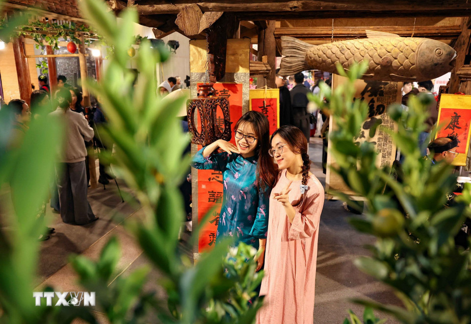 Chương trình "Tết Việt – Tết Phố" 2026 diễn ra từ ngày 17/1 đến ngày 17/3/2026 tại nhiều địa điểm trong khu phố cổ và khu vực hồ Hoàn Kiếm. (Ảnh: Thanh Tùng/TTXVN)