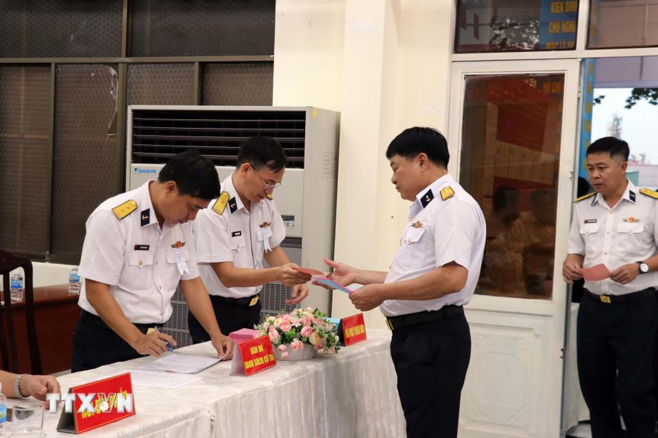 Cử tri nhận phiếu bầu tại Khu vực bỏ phiếu số 1 (Hải đoàn 129 Hải quân). (Ảnh: Đoàn Mạnh Dương/TTXVN)