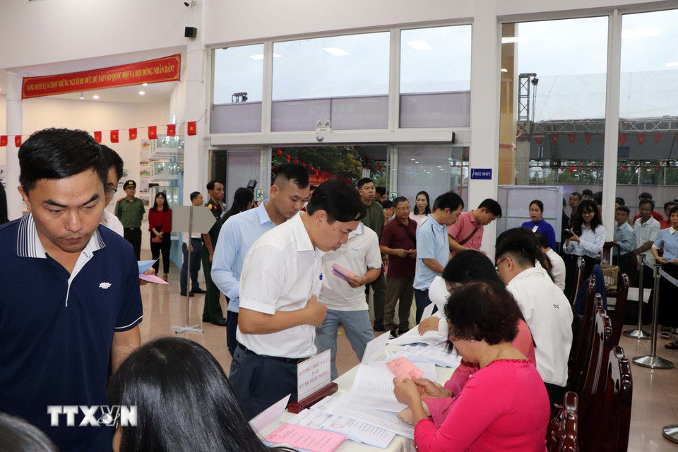 Cử tri nhận phiếu bầu tại Khu vực bỏ phiếu số 4 (Sân bay Vũng Tàu). (Ảnh: Huỳnh Ngọc Sơn/TTXVN)