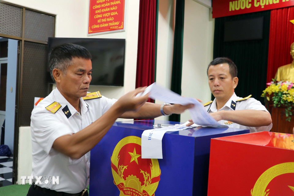 Niêm phong thùng phiếu tại Khu vực bỏ phiếu số 1 (Hải đoàn 129 Hải quân). (Ảnh: Đoàn Mạnh Dương/TTXVN)
