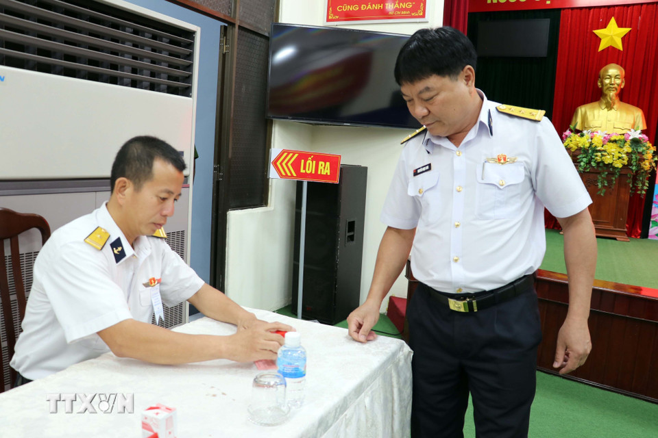 Đóng dấu hoàn thành việc bỏ phiếu tại Khu vực bỏ phiếu số 1 (Hải đoàn 129 Hải quân). (Ảnh: Đoàn Mạnh Dương/TTXVN)