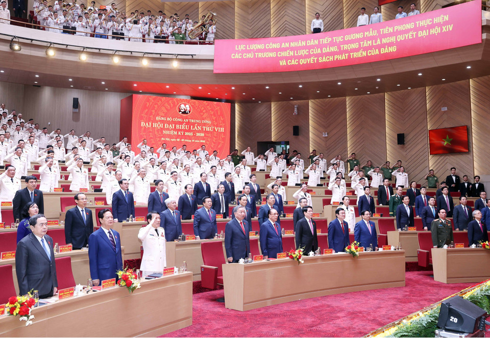 Tổng Bí thư Tô Lâm và các đại biểu thực hiện nghi lễ chào cờ. (Ảnh: Thống Nhất/TTXVN)