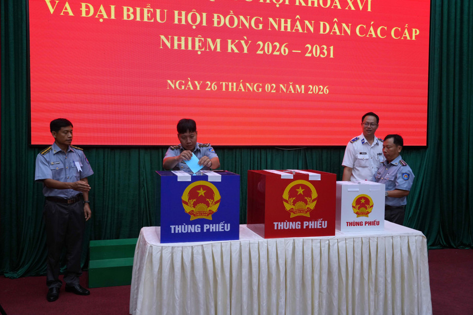 Cử tri bỏ phiếu bầu tại Khu vực bỏ phiếu số 3 (Chi đội Kiểm ngư số 2). (Ảnh: Hoàng Thị Nhị/TTXVN)