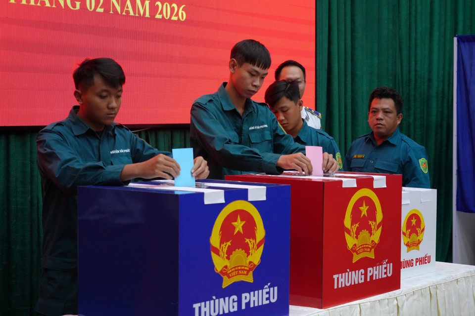 Cử tri bỏ phiếu bầu tại Khu vực bỏ phiếu số 3 (Chi đội Kiểm ngư số 2). (Ảnh: Hoàng Thị Nhị/TTXVN)