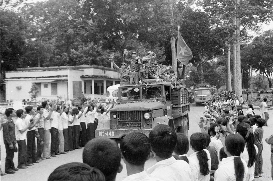 Thiếu nhi Campuchia lưu luyến tiễn bộ đội tình nguyện Việt Nam về nước (1982). (Ảnh: Nguyễn Dĩnh/TTXVN)