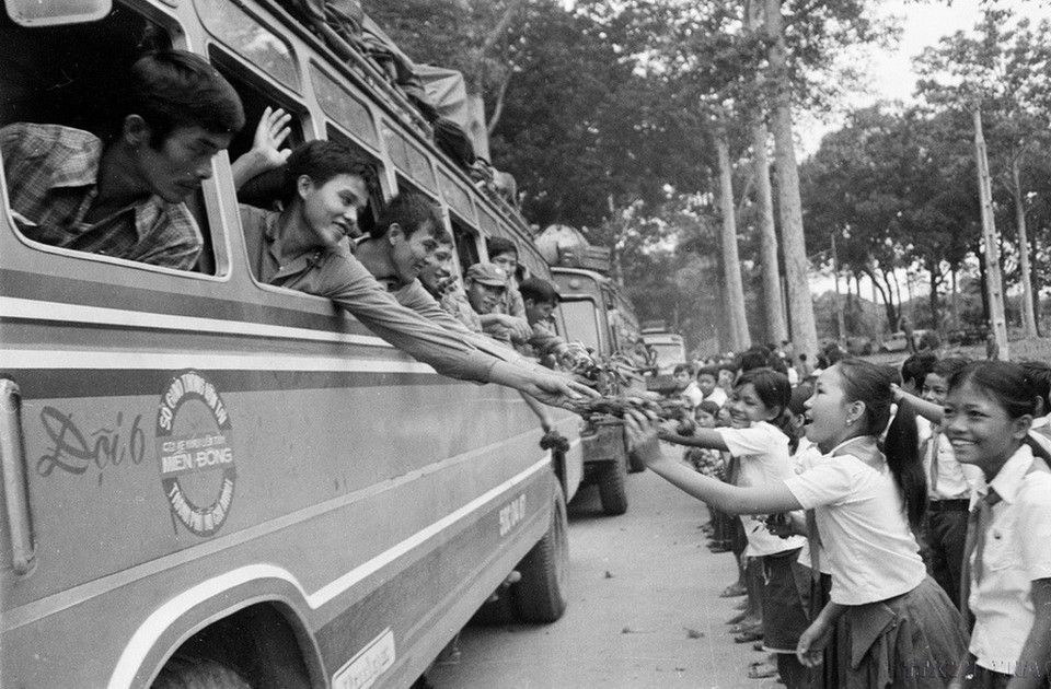 Thiếu nhi Campuchia lưu luyến tiễn bộ đội tình nguyện Việt Nam về nước (1982). (Ảnh: Nguyễn Dĩnh/TTXVN)