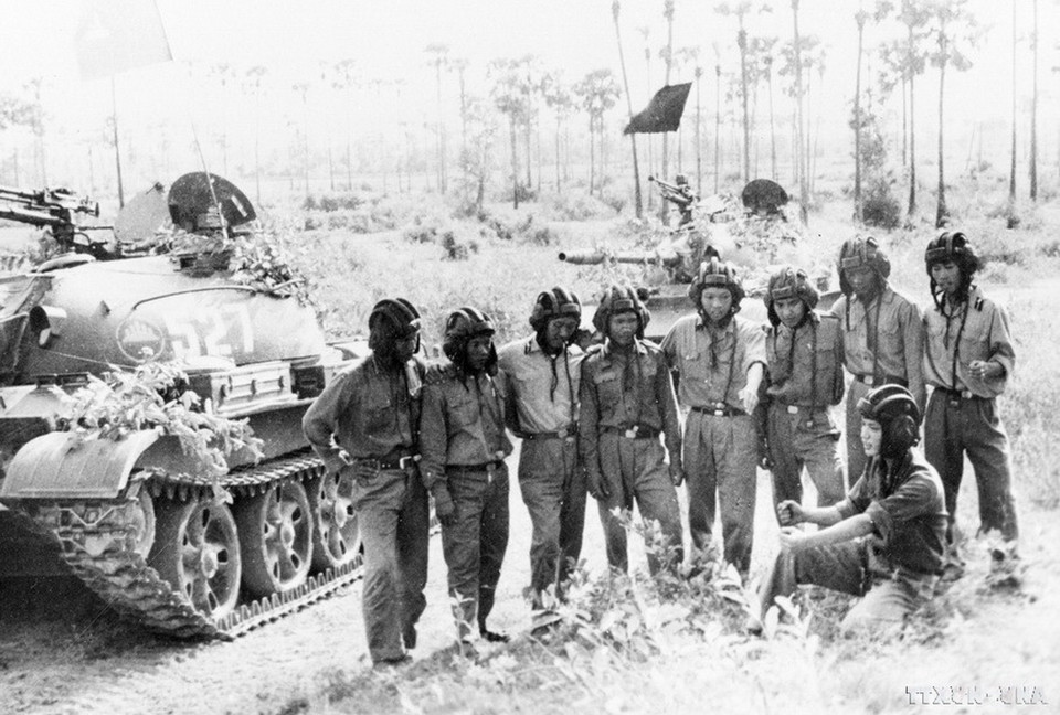 Các chiến sỹ đơn vị xe tăng Campuchia trao đổi kinh nghiệm sau giờ luyện tập. (Ảnh: TTXVN)