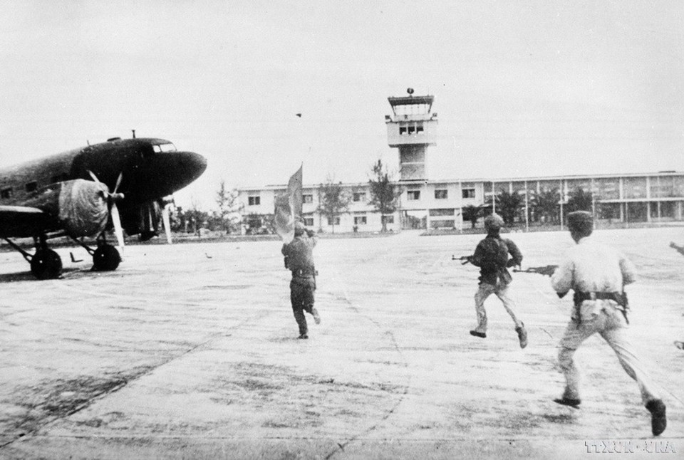 Ngày 7/1/1979, lực lượng vũ trang cách mạng Campuchia cùng Quân tình nguyện Việt Nam tiến vào giải phóng sân bay Pochentong (nay là Sân bay Quốc tế Phnom Penh). (Ảnh: TTXVN)