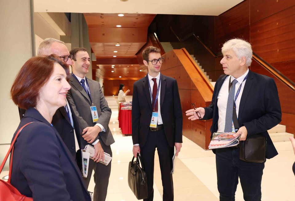 Đại biểu quốc tế tham quan, tìm hiểu các ấn phẩm báo chí của Thông tấn xã Việt Nam. (Ảnh: Phương Hoa/TTXVN)