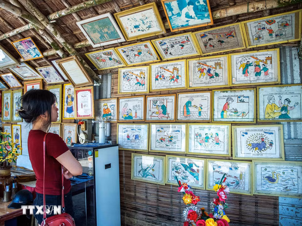 Chủ đề tranh làng Sình rất phong phú với 3 nhóm chính: tranh nhân vật (tranh Bà, ông Điệu, ông Đốc…), tranh đồ vật và tranh con vật. (Ảnh: Vân Chi/TTXVN phát)