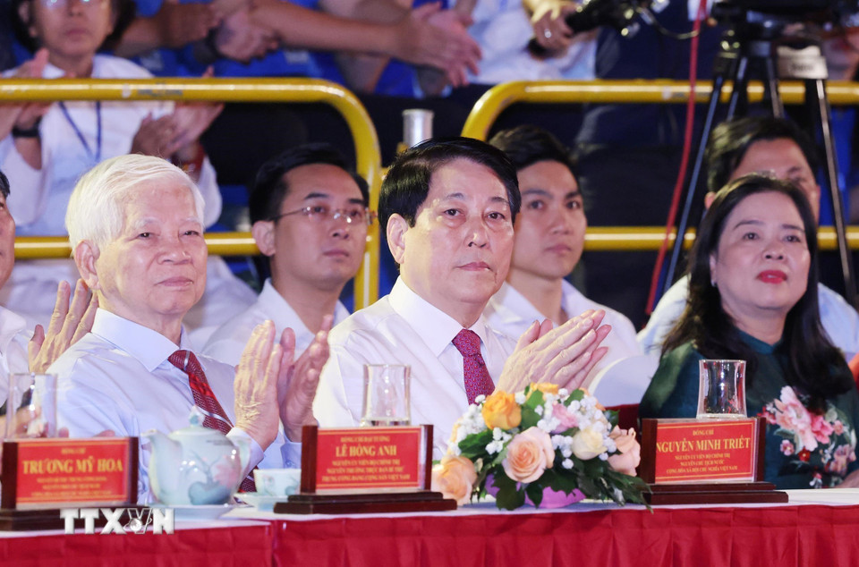 Chủ tịch nước Lương Cường và các đồng chí lãnh đạo, nguyên lãnh đạo Đảng, Nhà nước dự cầu truyền hình “Hai tay xây dựng một sơn hà” tại điểm cầu Bến Nhà Rồng, Thành phố Hồ Chí Minh. (Ảnh: Lâm Khánh/TTXVN)