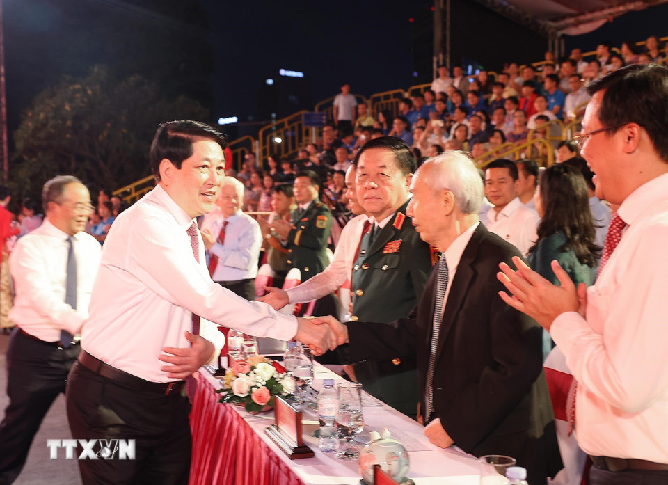 Chủ tịch nước Lương Cường với các đại biểu dự cầu truyền hình “Hai tay xây dựng một sơn hà” tại điểm cầu Bến Nhà Rồng, Thành phố Hồ Chí Minh. (Ảnh: Lâm Khánh/TTXVN)