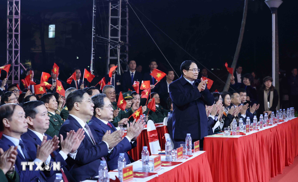 Thủ tướng Chính phủ Phạm Minh Chính dự Cầu truyền hình “Hai tay xây dựng một sơn hà” tại điểm cầu Hà Nội. (Ảnh: Phương Hoa/TTXVN)