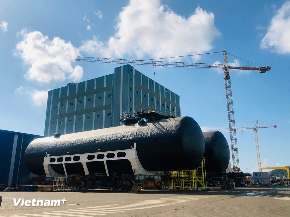 Bồn chứa nhiên liệu LNG tại nhà máy (Ảnh: PV/Vietnam+)