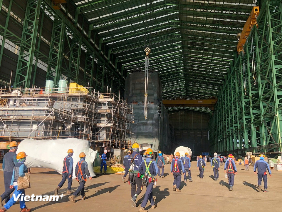 Hiện có 31 kỹ sư Việt Nam đang làm việc tại Nhà máy DHI. Người lao động Việt Nam được đánh giá cần cù, chịu khó, làm việc hiệu quả và tuân thủ tốt mọi quy định của nhà máy cũng như của nước sở tại. (Ảnh: PV/Vietnam+)