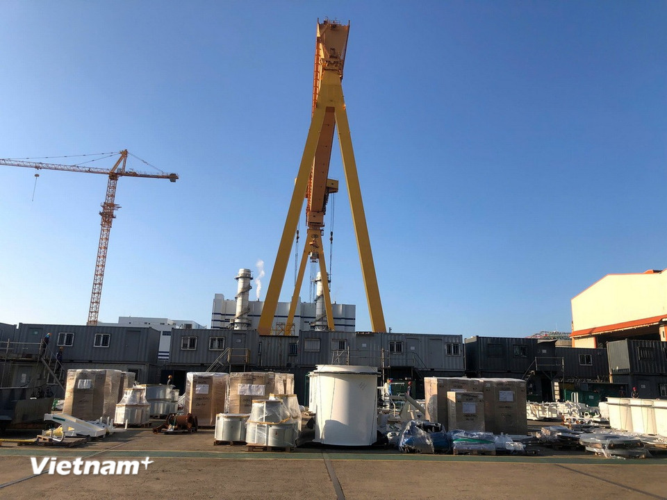 Sản phẩm của Công ty Neotec được tập kết bên ngoài phân xưởng của Nhà máy DHI để chuẩn bị cho khâu lắp ráp. (Ảnh PV/Vietnam+)