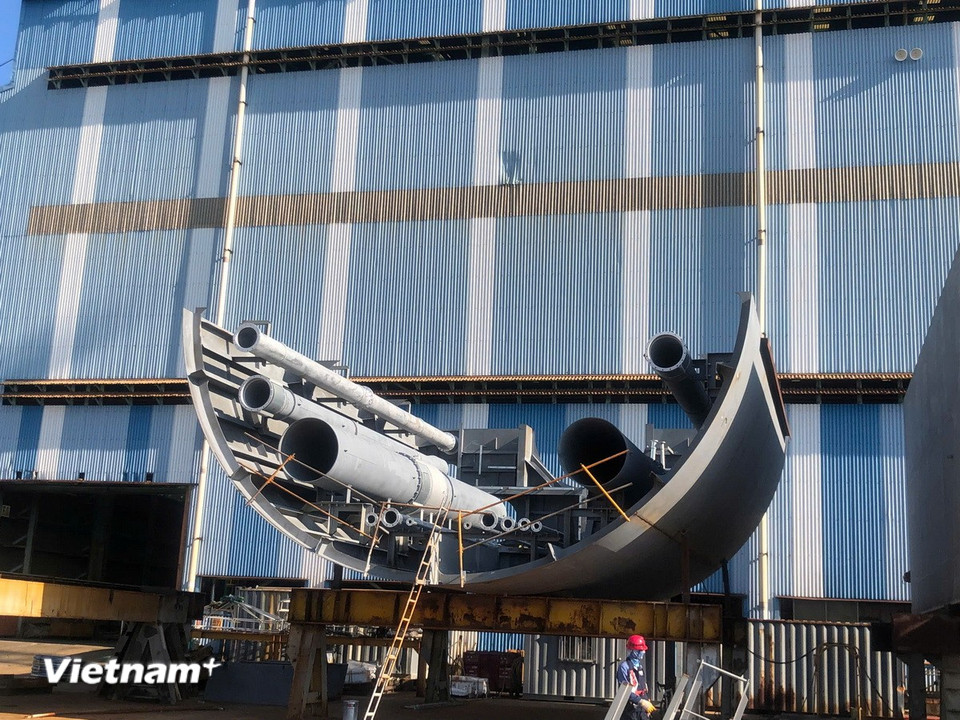 Một hạng mục đang được gia công sẵn sàng cho việc lắp ráp tổng thể. (Ảnh PV/Vietnam+)