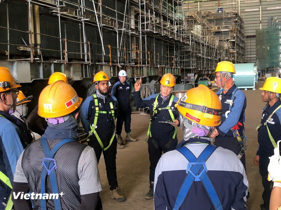 Nhà máy luôn đặt sự an toàn của người lao động lên hàng đầu. Trước giờ vào làm việc hàng ngày, các công nhân được tập thể dục, phổ biến quy trình làm việc. (Ảnh: PV/Vietnam+)