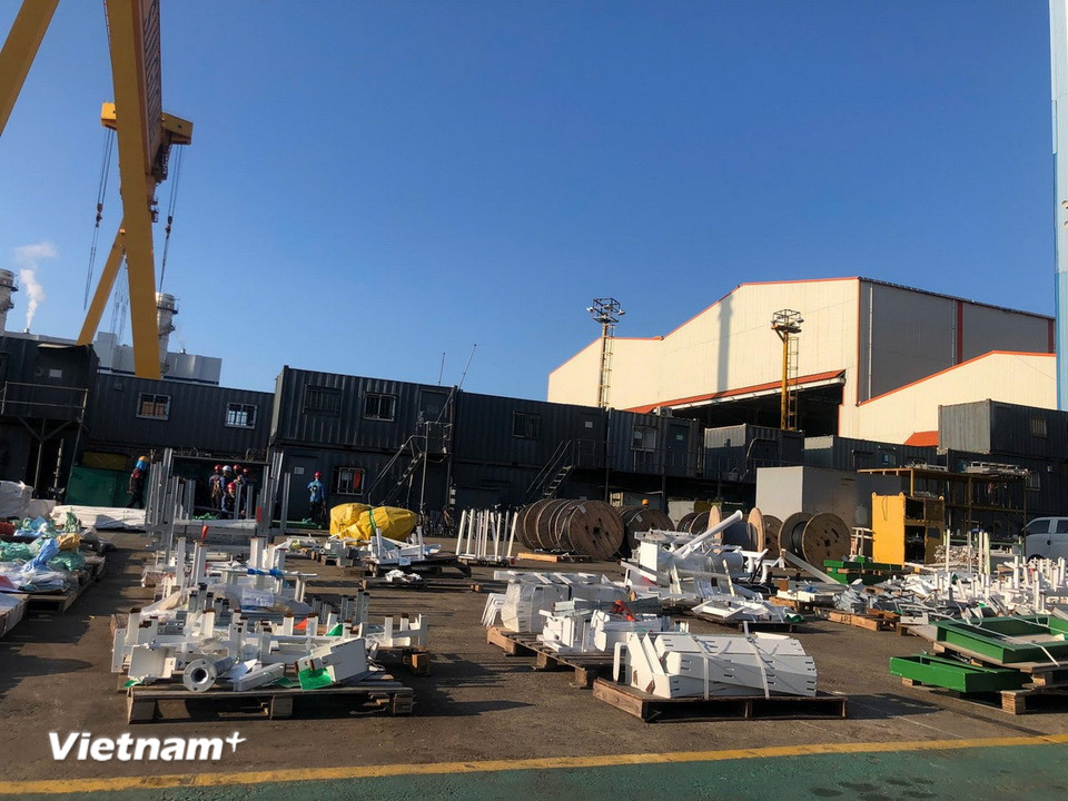 Các linh kiện được tập kết bên ngoài chuẩn bị được đưa vào phân xưởng gia công. (PV/Vietnam+)