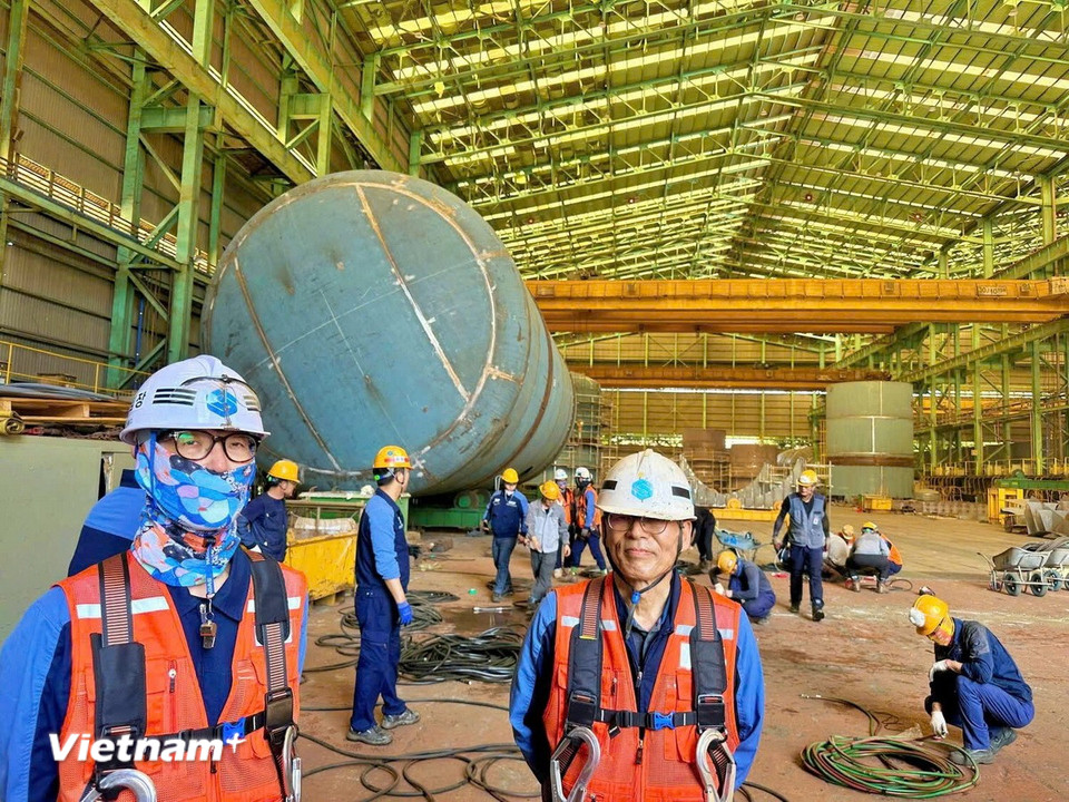 Phân khu sản xuất ống dẫn, lắp ráp ống dẫn cho bồn chứa dầu. (Ảnh PV/Vietnam+)