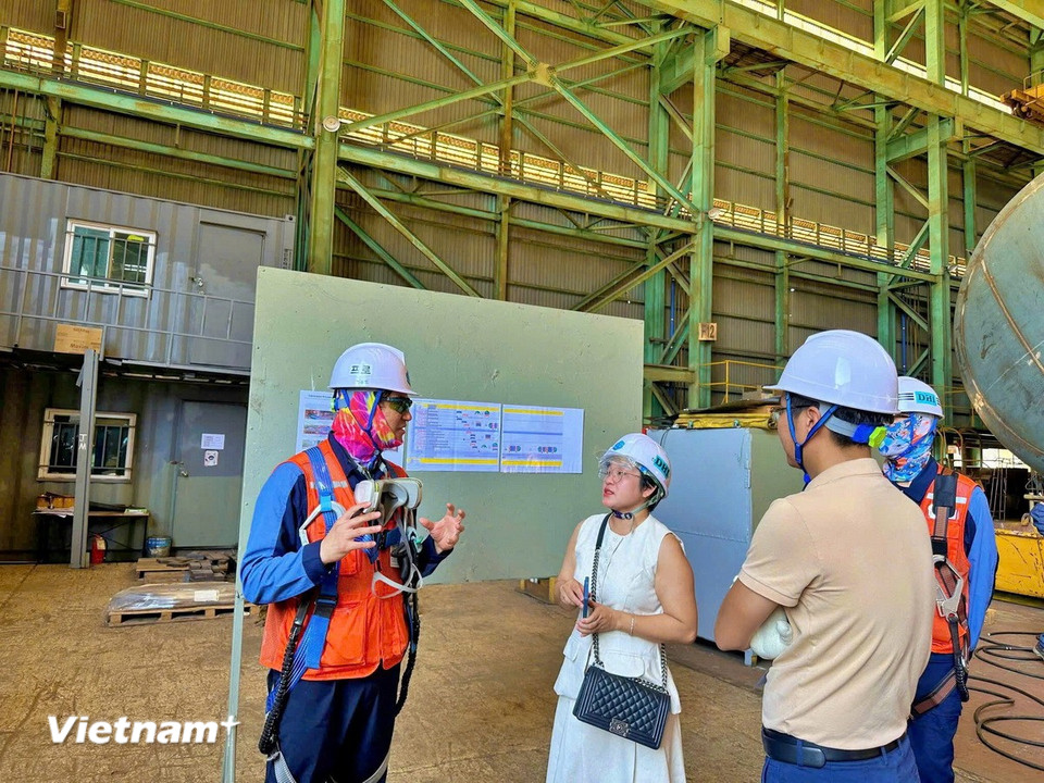 Giới thiệu về quy trình sản xuất cũng như các công nghệ được áp dụng tại nhà máy. (Ảnh PV/Vietnam+)