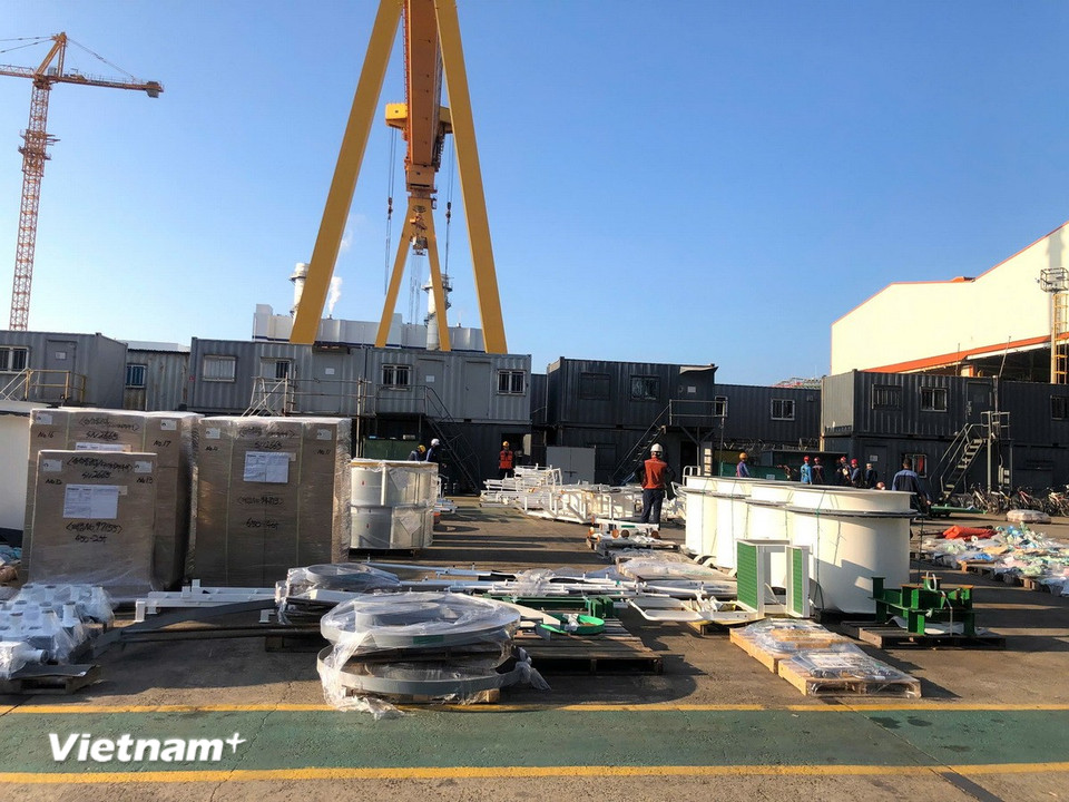 Sản phẩm của Công ty Neotec được tập kết bên ngoài phân xưởng của Nhà máy DHI để chuẩn bị cho khâu lắp ráp. Ngoài cung ứng linh kiện, Công ty Neotec còn có đội ngũ kỹ sư, công nhân làm việc trực tiếp tại nhà máy để phụ trách khâu lắp đặt các sản phẩm của Neotec. (Ảnh PV/Vietnam+)