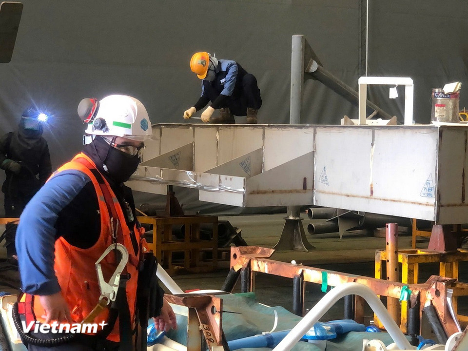 Các kỹ sư tiến hành lắp thiết bị. (Ảnh PV/Vietnam+)