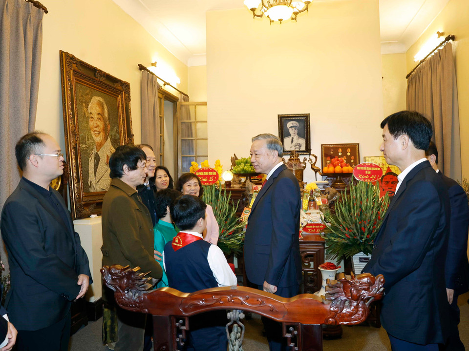 Tổng Bí thư Tô Lâm thăm hỏi thân nhân Đại tướng Võ Nguyên Giáp. (Ảnh: Thống Nhất/TTXVN)