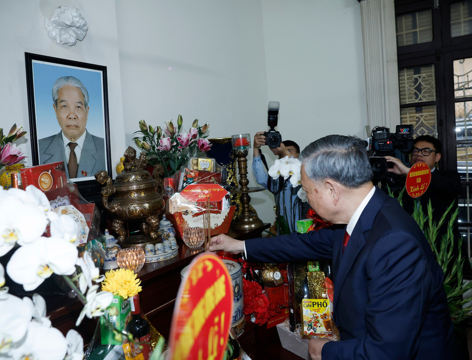 Tổng Bí thư Tô Lâm thắp hương tưởng niệm Tổng Bí thư Đỗ Mười. (Ảnh: Thống Nhất/TTXVN)