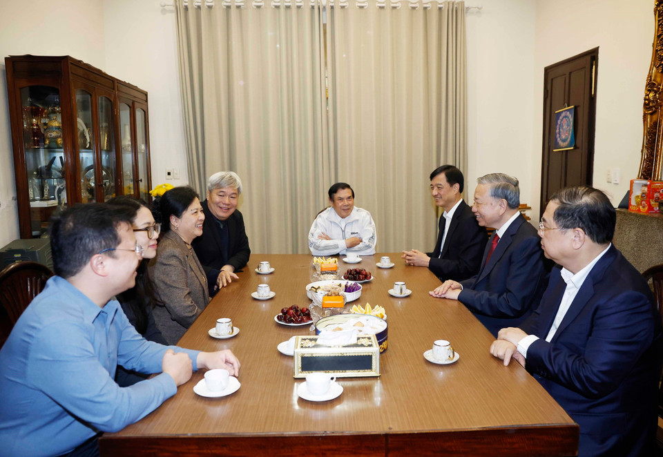 Tổng Bí thư Tô Lâm thăm hỏi thân nhân Tổng Bí thư Đỗ Mười. (Ảnh: Thống Nhất/TTXVN)