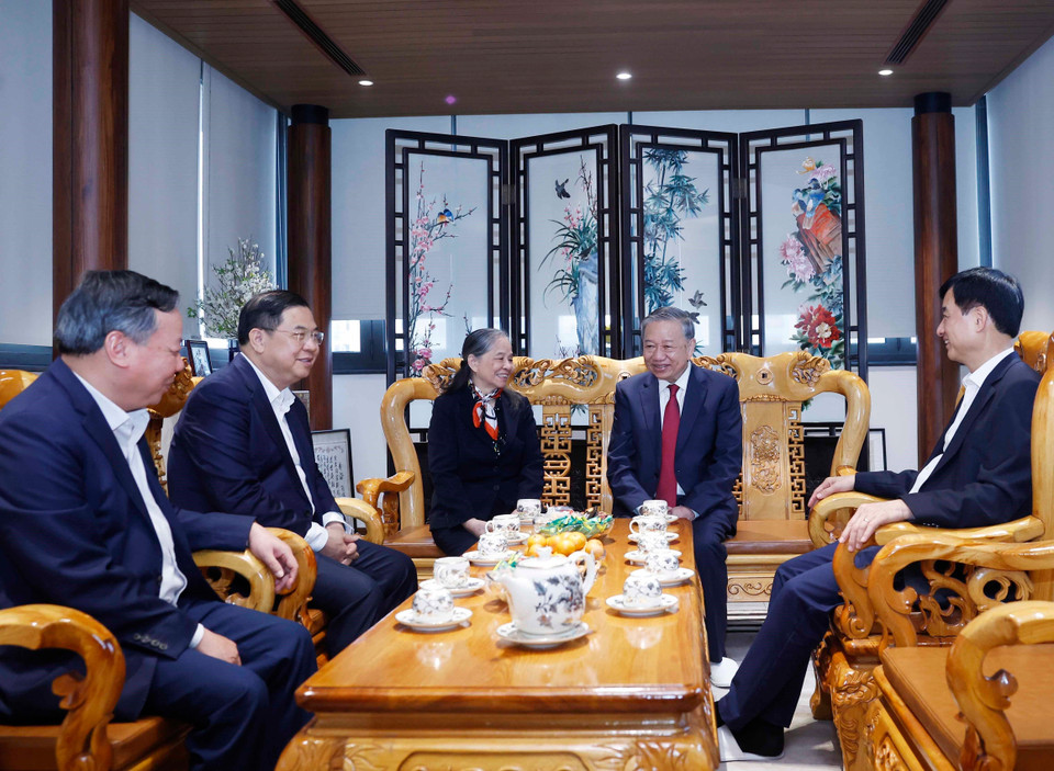 Tổng Bí thư Tô Lâm thăm hỏi Phu nhân Tổng Bí thư Nguyễn Phú Trọng. (Ảnh: Thống Nhất/TTXVN)