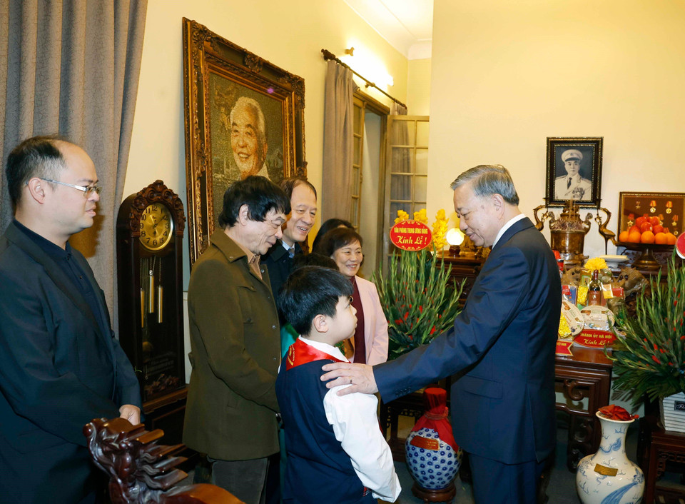 Tổng Bí thư Tô Lâm thăm hỏi thân nhân Đại tướng Võ Nguyên Giáp. (Ảnh: Thống Nhất/TTXVN)