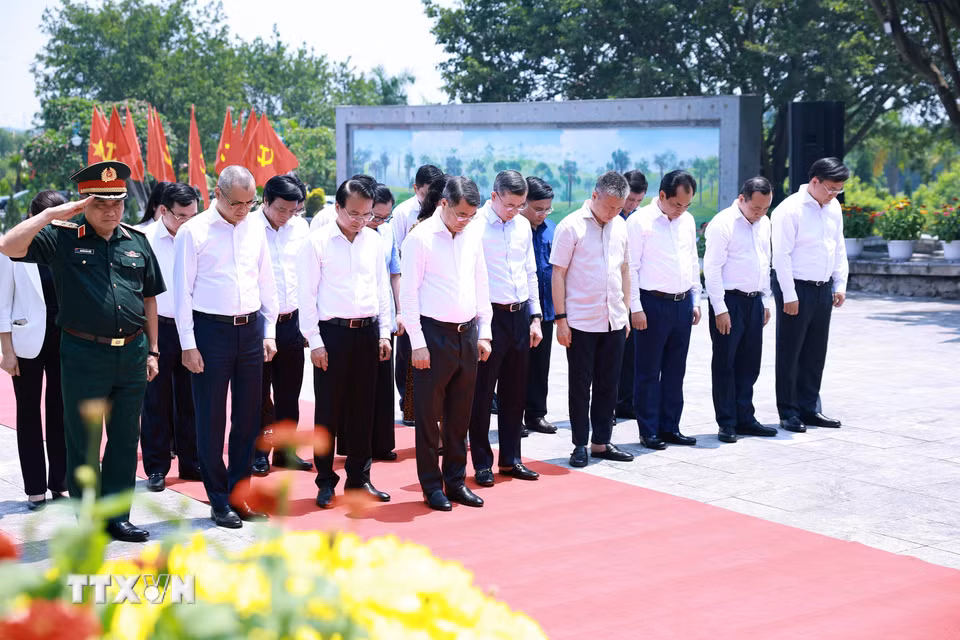 Hoạt động của Thủ tướng Lê Minh Hưng tại tỉnh Phú Thọ Thủ tướng Lê Minh Hưng và thành viên đoàn công tác tưởng niệm các Anh hùng Liệt sỹ tỉnh Phú Thọ. (Ảnh: Dương Giang/TTXVN)