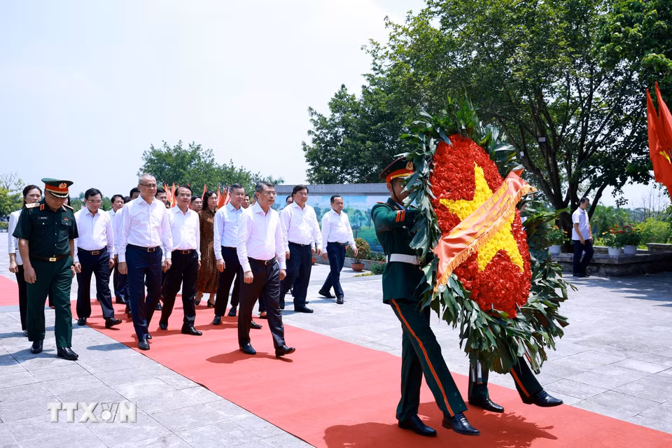 Hoạt động của Thủ tướng Lê Minh Hưng tại tỉnh Phú Thọ Thủ tướng Lê Minh Hưng và thành viên đoàn công tác tưởng niệm các Anh hùng Liệt sỹ tỉnh Phú Thọ. (Ảnh: Dương Giang/TTXVN)