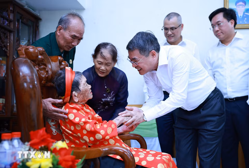 Hoạt động của Thủ tướng Lê Minh Hưng tại tỉnh Phú Thọ Trong chuyến thăm và làm việc tại Phú Thọ, chiều 14/7, Thủ tướng Lê Minh Hưng đến thăm gia đình Mẹ Việt Nam Anh hùng Nguyễn Thị Phước, sinh năm 1916, tại phường Vân Phú. (Ảnh: Dương Giang/TTXVN)