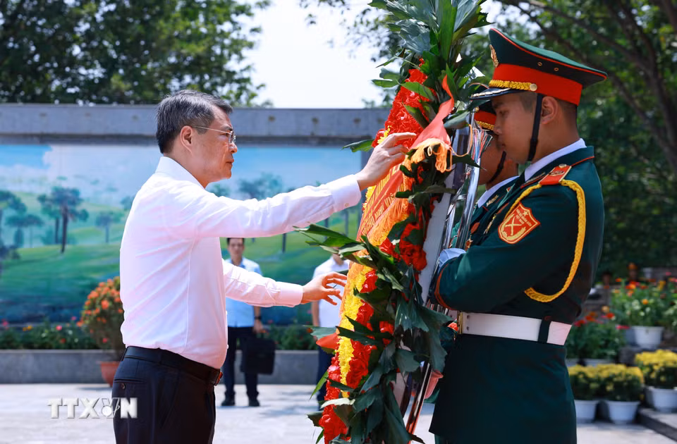 Hoạt động của Thủ tướng Lê Minh Hưng tại tỉnh Phú Thọ Thủ tướng Lê Minh Hưng dâng hoa tưởng niệm các Anh hùng Liệt sỹ tỉnh Phú Thọ. (Ảnh: Dương Giang/TTXVN)